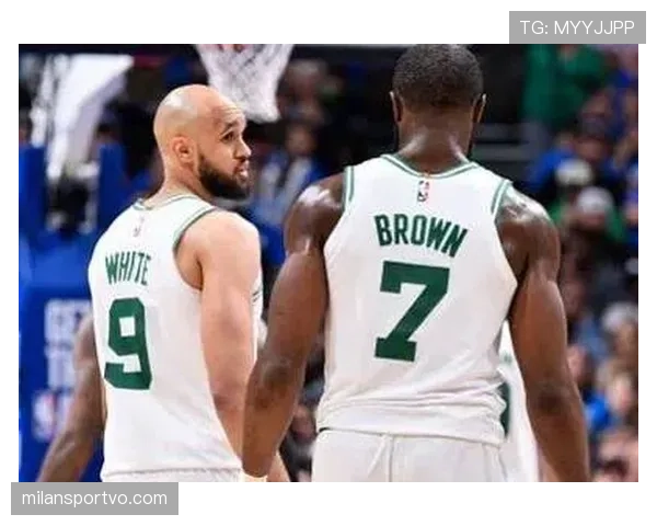 德里克·怀特利用挡拆创造投篮空间提升三分命中率明显超过球队平均水平